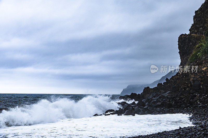 海浪袭击马德拉岛南部海岸Ponta do Sol海滩的海岸